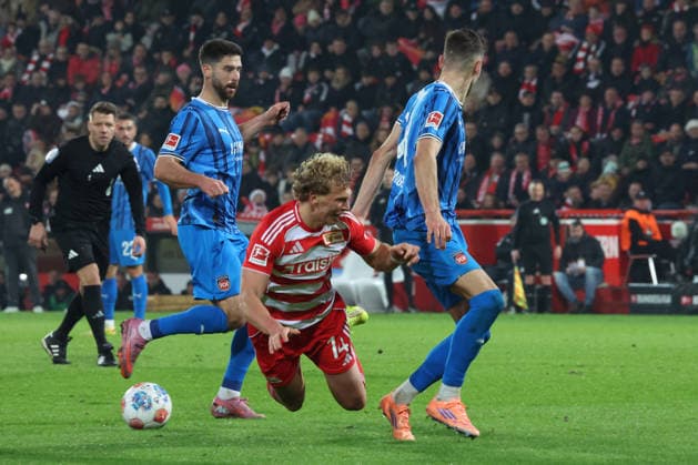 DEU, DFL, 1 FBL, 1 FC Union vs Heidenheim, 29 11 2025, Stadion Alte Foersterei, Berlin, DEU, DFL, 1 FBL, 1 FC Union vs Heidenheim, pictured Leopold Querfeld 1 FC Union Berlin 14 , Stefan Schimmer Heidenheim 9 , Marvin Pieringer Heidenheim 18 DFL regulations prohibit any use of Photographs as image sequences and or quasi video nordphotoxGmbHx xEngler nph00076