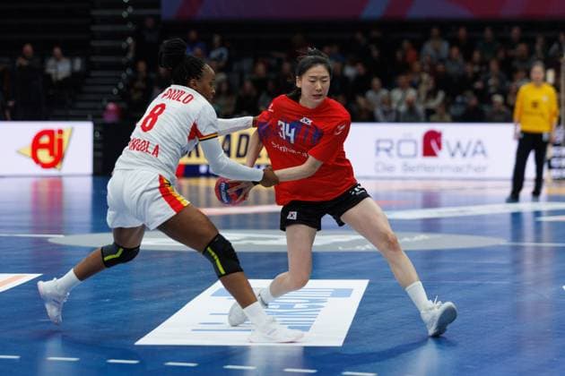 Ji In Jung South Korea in a duel with Helena Gilda Simao Paulo Angola , Angola vs South Korea, Handball, IHF Womens Handball World Championship, Matchday 1, 29 11 2025 Angola vs South Korea, Handball, IHF Womens Handball World Championship, Matchday 1, 29 11 2025 Copyright: xEibner-Pressefoto AlexanderxNeisx EP_ANS