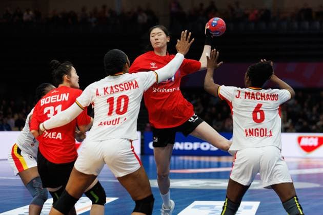 Ji In Jung South Korea going one-on-one with Albertina Da Cruz Kassoma Angola , Juliana Jose Machado Angola , Angola vs South Korea, Handball, IHF Womens Handball World Championship, Matchday 1, 29 11 2025 Angola vs South Korea, Handball, IHF Womens Handball World Championship, Matchday 1, 29 11 2025 Copyright: xEibner-Pressefoto AlexanderxNeisx EP_ANS