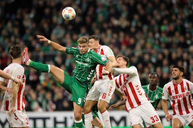 Photo Keke TOPP Werder heads against Eric MARTEL Cologne and on the right Rav van den BERG Cologne Football 1 Bundesliga , Matchday 12 on Sat 29 11 2025 Werder Bremen 1 FC Cologne