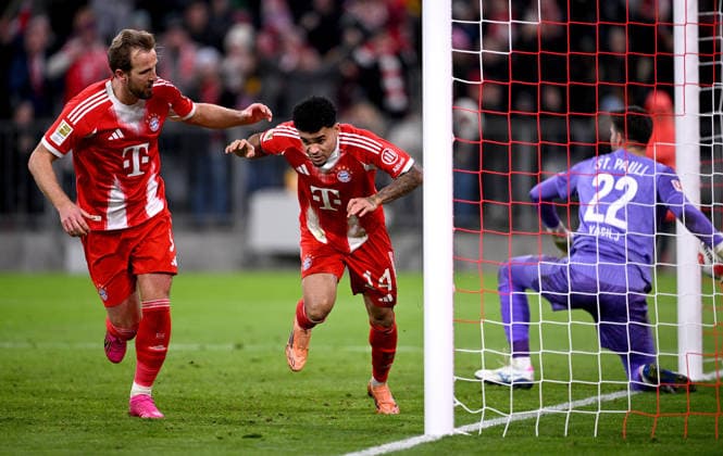 Soccer 1 Bundesliga Season 2025 2026 Matchday 12 FC Bayern Muenchen FC St Pauli 29 11 2025 FC Bayern Muenchen celebrating after the goal to 2 1, from left, Harry Kane, goalkeeper Luis Diaz, goalkeeper Nikola Vasilj right, FC St Pauli