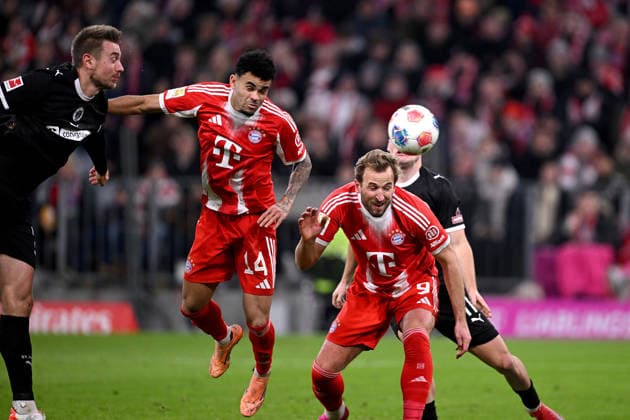 Soccer 1 Bundesliga Season 2025 2026 12 Matchday FC Bayern Muenchen FC St Pauli 29 11 2025 Goal to 2 1, left, Hauke Wahl left, FC St Pauli Goalkeeper Luis Diaz FC Bayern Muenchen with Harry Kane FC Bayern Muenchen vs Arkadiusz Pyrka right, FC St Pauli