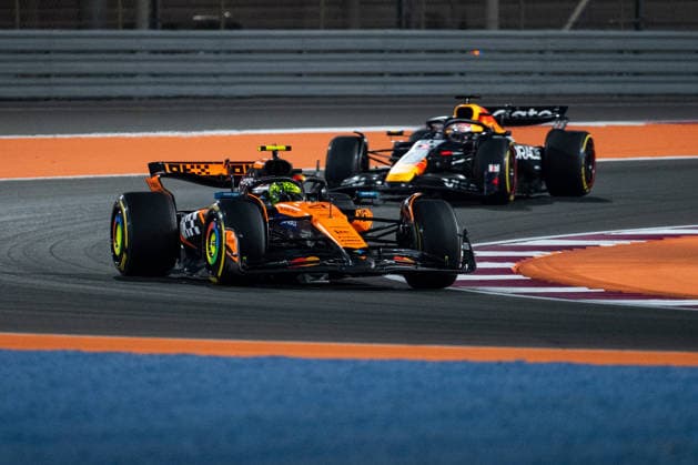 Lando Norris McLaren Formula 1 Team, Great Britain, 04 in RB21, Max Verstappen Oracle Red Bull Racing, Netherlands, 01 in RB21, QTR, Formula 1 World Championship, Qatar Grand Prix, Lusail International Circuit, Sprint Race, 29 11 2025 QTR, Formula 1 World Championship, Qatar Grand Prix, Lusail International Circuit, 29 11 2025 Lusail Copyright: xEibner-Pressefoto Memmlerx EP_MMR