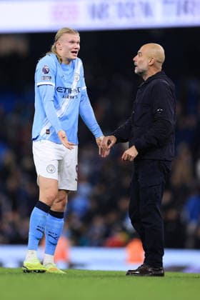 Fußball Premier League Manchester United gegen Leeds United 29. November 2025 Premier League Manchester City gegen Leeds United Erling Haaland von Manchester City spricht nach dem Spiel mit Manchester City-Manager Pep Guardiola Foto Simon Stacpoole Abseits Manchester UK  Copyright: xSimonxStacpoolexOffside