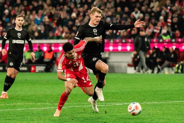 Germany, Soccer, 1 Bundesliga 2025 26, Matchday 12 FC Bayern Munich vs FC St Pauli Allianz Arena Munich Luis Diaz Bayern , 14 VS Eric Smith St Pauli , 8 Copyright: xJamesxZabelx