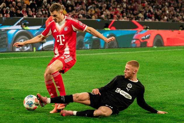 Germany, Soccer, 1 Bundesliga 2025 26, Matchday 12 FC Bayern Munich vs FC St Pauli Allianz Arena Munich Joshua Kimmich Bayern , 6 VS Louis Oppie St Pauli , 23 Copyright: xJamesxZabelx