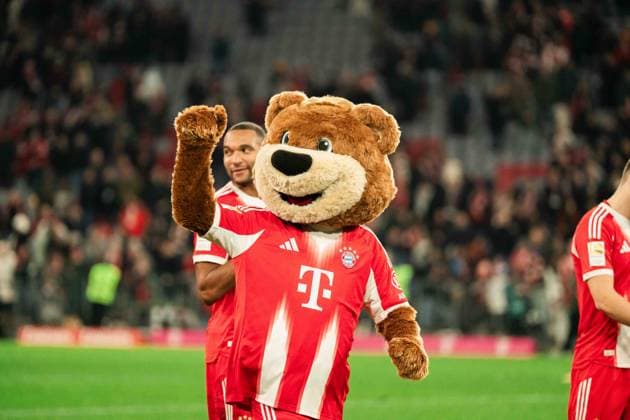 Germany, Football, 1 Bundesliga 2025 26, Matchday 12 FC Bayern Munich vs FC St Pauli Allianz Arena Munich FC Bayern mascot Berni celebrating with the fans after the final whistle Copyright: xJamesxZabelx