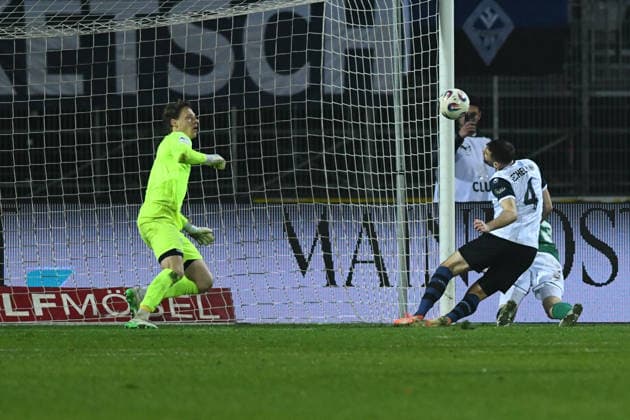 -1. FC 1905 Schweinfurt vs. SV Waldhof Mannheim, Sachs-Stadion Football, 3. Liga -1. FC 1905 Schweinfurt vs. SV Waldhof Mannheim 29 Nov 2025 Sachs-Stadion , Schweinfurt, Germany Image: Tim Sechelmann (SV Waldhof Mannheim) defending and pushing Joshua Endres (Schweinfurt) to the ground. DFL REGULATIONS PROHIBIT ANY USE OF PHOTOGRAPHS AS IMAGE SEQUENCES AND OR QUASI-VIDEO Schweinfurt Sachs-Stadion Bayern Germany Copyright: xPresseFotoxEvansx