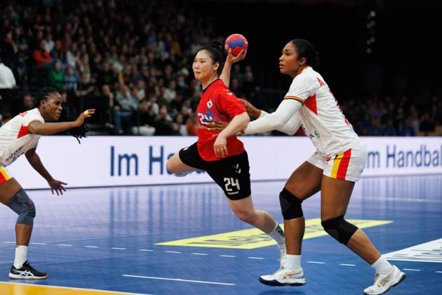 Youjin Hur South Korea in a duel with Albertina Da Cruz Kassoma Angola , Angola vs South Korea, Handball, IHF Womens Handball World Championship, Matchday 1, 29 11 2025 Angola vs South Korea, Handball, IHF Womens Handball World Championship, Matchday 1, 29 11 2025 Copyright: xEibner-Pressefoto AlexanderxNeisx EP_ANS