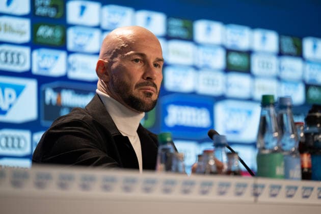 Press conference after the match, Cheers, Christian Ilzer TSG 1899 Hoffenheim, Head Coach GER, TSG 1899 Hoffenheim vs FC Augsburg, Football, Men, 1 Bundesliga, Matchday 12, Season 2025 2026, 29 11 2025, DFL DFB REGULATES PROHIBIT ANY USE OF PHOTOGRAPHS AS IMAGE SEQUENCES AND OR QUASI VIDEO, GER, TSG 1899 Hoffenheim vs FC Augsburg, Football, Men, 1 Bundesliga, Matchday 12, Season 2025 2026, 29 11 2025 Sinsheim Copyright: xEibner-Pressefoto WolfgangxFrankx EP_WFK
