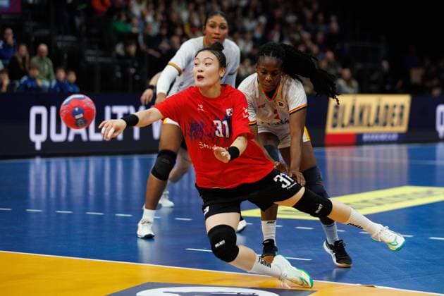 Boeun Gim South Korea in duel with Vilma Pegado Nenganga Angola , Angola vs South Korea, Handball, IHF Womens Handball World Championship, Matchday 1, 29 11 2025 Angola vs South Korea, Handball, IHF Womens Handball World Championship, Matchday 1, 29 11 2025 Copyright: xEibner-Pressefoto AlexanderxNeisx EP_ANS