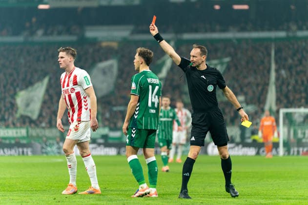 Yellow Red Card Dismissal Niklas Stark SV Werder Bremen, 04 , Yellow Red by Bastian Dankert Referee , GER, SV Werder Bremen vs 1 FC Koeln, Football, Bundesliga, Matchday 12, Season 2025 2026, 29 11 2025 DFL REGULATIONS PROHIBIT ANY USE OF PHOTOGRAPHS AS IMAGE SEQUENCES AND OR QUASI VIDEO GER, SV Werder Bremen vs 1 FC Koeln, Football, Bundesliga, Matchday 12, Season 2025 2026, 29 11 2025 Bremen Copyright: xEibner-Pressefoto MaxxVincenx EP_MVN