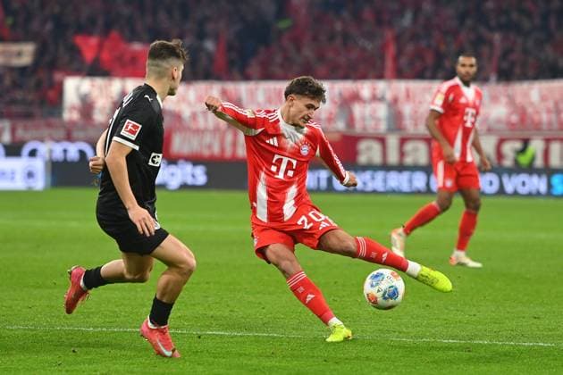 Tom BISCHOF Bayern Muenchen , Action,Duel Football 1 Bundesliga Season 2025 2026, 12 Matchday, Matchday12 FC Bayern Muenchen FC St Pauli 3 1 on 29 11 2025 , A L L I A N Z A R E N A