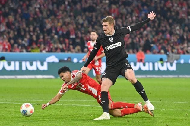Eric SMITH St Pauli , Action,duel against Luis DIAZ Bayern Muenchen , Football 1 Bundesliga Season 2025 2026, 12 Matchday, Matchday12 FC Bayern Muenchen FC St Pauli 3 1 on 29 11 2025 , A L L I A N Z A R E N A
