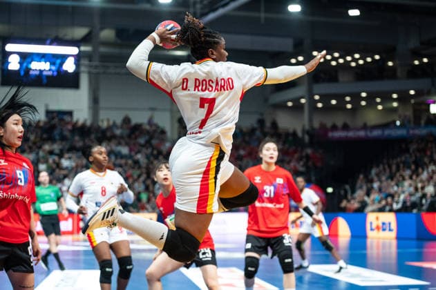 ROSARIO Dolores Palmira Lingombe Do (7 Angola) takes a jump shot during the IHF Women s Handball World Championship, WM, Weltmeisterschaft game between Angola and Republic of Korea at the SWT Arena in Trier, Germany Copyright: xMartinxPitschx xSPPx Sportspressphoto_SPR67109