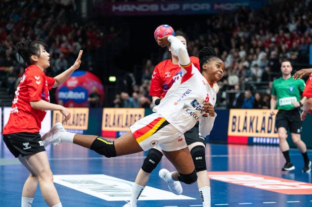 PAULO Helena Gilda Simao (8 Angola) takes a shot at goal during the IHF Women s Handball World Championship, WM, Weltmeisterschaft game between Angola and Republic of Korea at the SWT Arena in Trier, Germany Copyright: xMartinxPitschx xSPPx Sportspressphoto_SPR67116