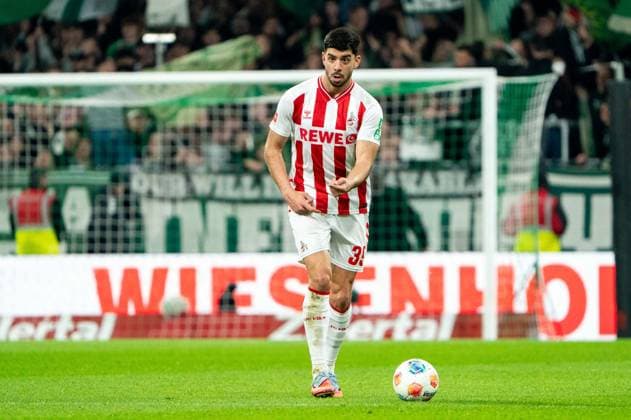 Cenk Oezkacar 1 FC Koeln, 39 on the ball, single image, single photo, portrait, portrait, cropped, GER, SV Werder Bremen vs 1 FC Koeln, Football, Bundesliga, Matchday 12, Season 2025 2026, 29 11 2025 DFL REGULATES PROHIBIT ANY USE OF PHOTOGRAPHS AS IMAGE SEQUENCES AND OR QUASI VIDEO GER, SV Werder Bremen vs 1 FC Koeln, Football, Bundesliga, Matchday 12, Season 2025 2026, 29 11 2025 Bremen Copyright: xEibner-Pressefoto MaxxVincenx EP_MVN