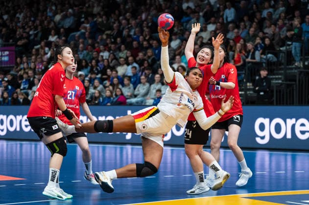 KASSOMA Albertina Da Cruz (10 Angola) takes a shot at goal during the IHF Women s Handball World Championship, WM, Weltmeisterschaft game between Angola and Republic of Korea at the SWT Arena in Trier, Germany Copyright: xMartinxPitschx xSPPx Sportspressphoto_SPR67117