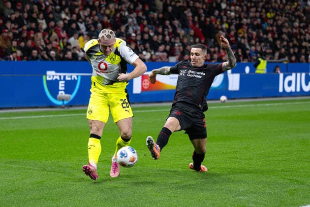 29 11 2025, Football, 1 Bundesliga, Matchday 12 Season 2025 2026, Bayer Leverkusen Borussia Dortmund, Julian Ryerson Borussia Dortmund , Alejandro Grimaldo Bayer Leverkusen xRHR PHOTO TKx Copyright: RHR-FOTOx RHR-FOTO TK