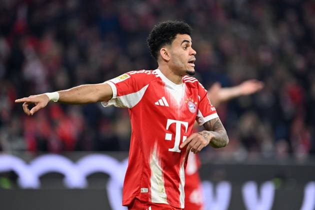 Luis DIAZ Bayern Muenchen , gestures,gives instructions,action,single image,cropped single motif,half figure,half figure Football 1 Bundesliga Season 2025 2026, 12 Matchday, Matchday12 FC Bayern Muenchen FC St Pauli 3 1 on 29 11 2025 , A L L I A N Z A R E N A