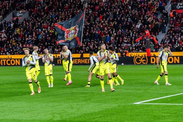 29 11 2025, Bayer 04 Leverkusen vs Borussia Dortmund, 1 Bundesliga, Matchday 12 BVB runs towards the fans Important note According to the regulations of the DFL German Football League and the DFB German Football Association, it is prohibited to use photographs taken in the stadium and or of the match in the form of sequential images and or video-like photo series Copyright: xBahhoxKarax