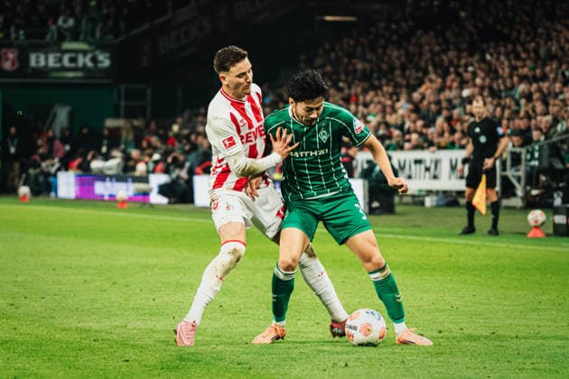 1 Bundesliga SV Werder Bremen vs 1 FC Köln, 29 11 2025 Said El Mala 1 FC Köln, 13 vs Yukinari Sugawara Werder Bremen, 3 Soccer, 1 Bundesliga, Matchday 12 SV Werder Bremen vs 1 FC Köln on 29 11 2025 at Weserstadion, Bremen DFL REGULATIONS PROHIBIT ANY USE OF PHOTOGRAPHS AS IMAGE SEQUENCES AND OR QUASI VIDEO Copyright: xBEAUTIFULxSPORTS Tonhäuserx