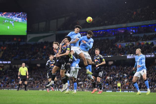 Fußball Premier League Manchester United v Leeds United 29. November 2025 Premier League Manchester City v Leeds United Joe Rodon von Leeds United L und Pascal Struijk von Leeds United 2L kämpfen mit Nico O Reilly von Manchester City 2R und Josko Gvardiol von Manchester City R Foto Simon Stacpoole Abseits Manchester UK  Copyright: xSimonxStacpoolexOffside
