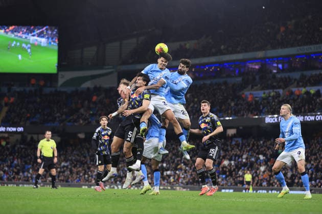 Fußball Premier League Manchester United v Leeds United 29. November 2025 Premier League Manchester City v Leeds United Joe Rodon von Leeds United L und Pascal Struijk von Leeds United 2L kämpfen mit Nico O Reilly von Manchester City 2R und Josko Gvardiol von Manchester City R Foto Simon Stacpoole Abseits Manchester UK  Copyright: xSimonxStacpoolexOffside