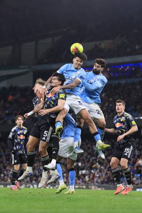 Fußball Premier League Manchester United v Leeds United 29. November 2025 Premier League Manchester City v Leeds United Joe Rodon von Leeds United L und Pascal Struijk von Leeds United 2L kämpfen mit Nico O Reilly von Manchester City 2R und Josko Gvardiol von Manchester City R Foto Simon Stacpoole Abseits Manchester UK  Copyright: xSimonxStacpoolexOffside