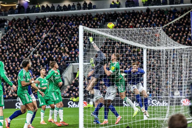 Premier League Everton v Newcastle United Everton goalkeeper Jordan Pickford punches the ball clear during the Premier League match Everton vs Newcastle United at Hill Dickinson Stadium, Liverpool, United Kingdom, 29th November 2025 (Photo by Alfie Cosgrove News Images) Liverpool Hill Dickinson Stadium Merseyside United Kingdom Copyright: xAlfiexCosgrove NewsxImagesx