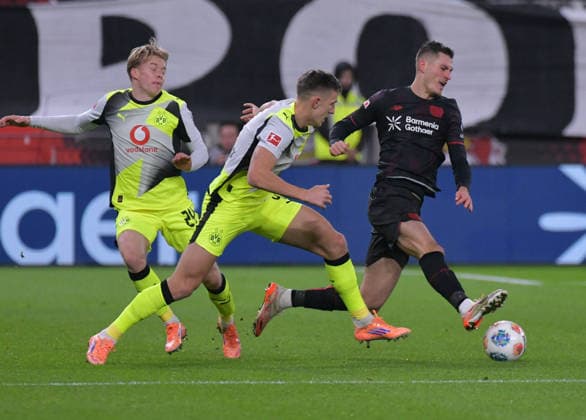 29 11 2025, xblx, Soccer 1 Bundesliga, Bayer 04 Leverkusen Borussia Dortmund v l Daniel Svensson Borussia Dortmund , Nico Schlotterbeck Borussia Dortmund , Patrik Schick Bayer Leverkusen DFL DFB REGULATIONS PROHIBIT ANY USE OF PHOTOGRAPHS as IMAGE SEQUENCES and or QUASI VIDEO Leverkusen