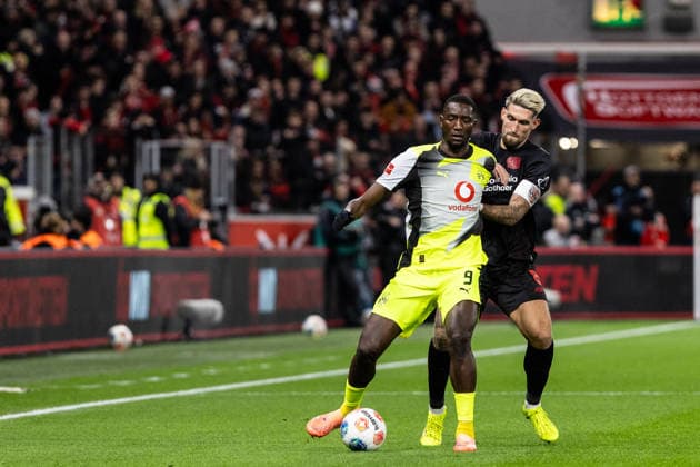 1 Soccer Bundesliga Bayer 04 Leverkusen Borussia Dortmund 29 11 2025 Serhou Guirassy Borussia Dortmund, 9 , Robert Andrich Bayer 04 Leverkusen, 8 1 Soccer Bundesliga Bayer 04 Leverkusen Borussia Dortmund, BayArena, Leverkusen 29 11 2025 DFL regulations prohibit any use of photographs as image sequences and or quasi video Copyright: xBEAUTIFULxSPORTS Buriakovx
