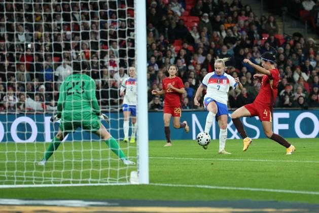 England s Beth Mead scores their first goal England Women v China Women, International Friendly, Länderspiel, Nationalmannschaft Football, Wembley Stadium, London, UK - 29 Nov 2025London Wembley Stadium United Kingdom EDITORIAL USE ONLY No use with unauthorised audio, video, data, fixture lists, club league logos or live services. Online in-match use limited to 120 images, no video emulation. No use in betting, games or single club league player publications.  Copyright: xCatxGoryn Shutterstockx 15941633k