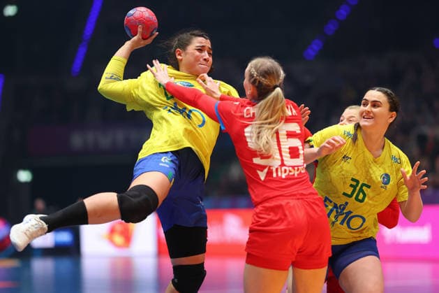 Brazil Czech Republic, IHF Womens Handball World Championship Giulia Guarieiro Brazil, 23 vs Charlotte Cholevova Czech Republic, 96 Right Marcela Santos Arounian Brazil, 36 Preliminary round match of the Womens Handball World Championship between Brazil and Czech Republic on November 29, 2025 at the Porsche Arena in Stuttgart , Stuttgart Baden Württemberg Germany Porsche Arena