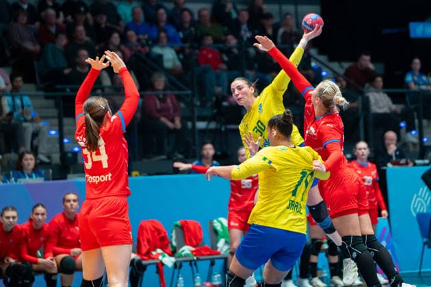 Handball I Women I World Championship I Preliminary round I 2 Matchday I Brazil Czech Republic I 29 11 2025 Gabriela Clausson Bitolo 30, Brazil throwing over the block Stuttgart Porsche Arena Baden Württemberg Germany Copyright: xLobeca MaxxPetershansx