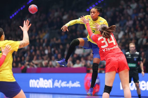 Brazil Czech Republic, IHF Womens Handball World Championship Bruna De Paula Brazil, 2 vs Julie Frankova Czech Republic, 34 Preliminary Round match of the Womens Handball World Championship between Brazil and Czech Republic on November 29, 2025 at the Porsche Arena in Stuttgart , Stuttgart Baden Württemberg Germany Porsche Arena