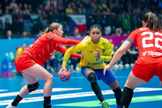 Handball I Women I World Championship I Preliminary round I 2 Matchday I Brazil Czech Republic I 29 11 2025 Bruna de Paula 2, Brazil with ball Stuttgart Porsche Arena Baden Württemberg Germany Copyright: xLobeca MaxxPetershansx
