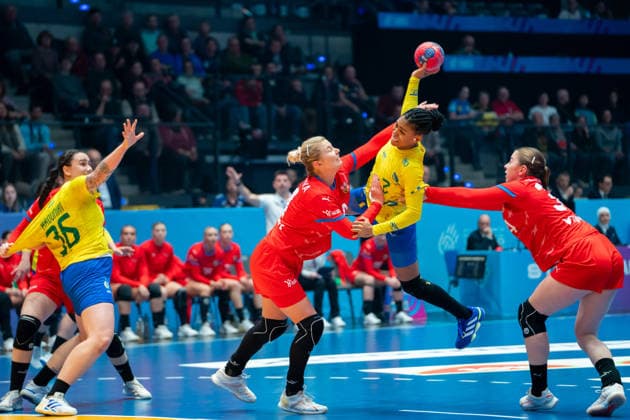 Handball I Women I World Championship I Preliminary round I 2 Matchday I Brazil Czech Republic I 29 11 2025 Bruna de Paula 2, Brazil in the throw Stuttgart Porsche Arena Baden Württemberg Germany Copyright: xLobeca MaxxPetershansx