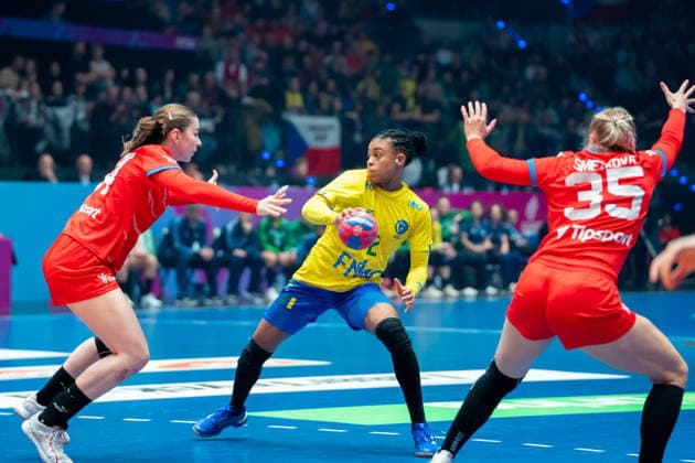 Handball I Women I World Championship I Preliminary round I 2 Matchday I Brazil Czech Republic I 29 11 2025 Bruna de Paula 2, Brazil with ball Stuttgart Porsche Arena Baden Württemberg Germany Copyright: xLobeca MaxxPetershansx