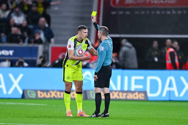 29 11 2025, Football, 1 Bundesliga, Matchday 12 Season 2025 2026, Bayer Leverkusen Borussia Dortmund, Yellow card Nico Schlotterbeck Borussia Dortmund xRHR PHOTO TKx Copyright: RHR-FOTOx RHR-FOTO TK