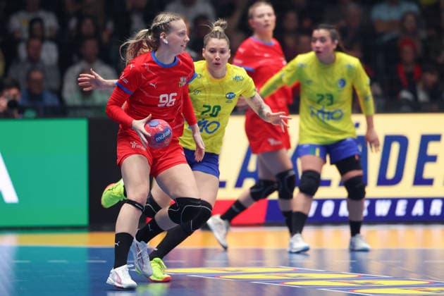 Brazil Czech Republic, IHF Womens Handball World Championship Charlotte Cholevova Czech Republic, 96 against Larissa Fais Munhoz Araujo Brazil, 20 preliminary round match of the Womens Handball World Championship between Brazil and Czech Republic on November 29, 2025 at the Porsche Arena in Stuttgart , Stuttgart Baden Württemberg Germany Porsche Arena