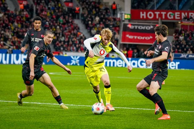 Germany Soccer Bundesliga 2025 26, 12 Matchday Bayer 04 Leverkusen vs Borussia Dortmund BayArena Leverkusen Daniel Svensson Borussia Dortmund, 24 Jonas Hofmann Bayer Leverkusen, 7 Copyright: xJOERANxSTEINSIEKx