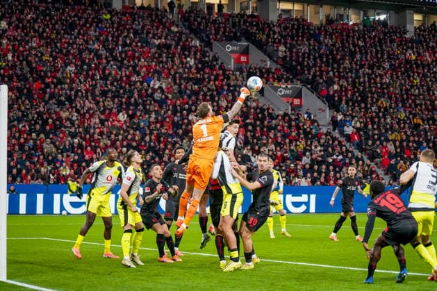 Germany Soccer Bundesliga 2025 26, 12 Matchday Bayer 04 Leverkusen vs Borussia Dortmund BayArena Leverkusen Mark Flekken Bayer Leverkusen, 1 in action Copyright: xJOERANxSTEINSIEKx