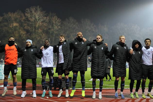 29 11 2025, Football, Men, 16 Matchday Third League Season 2025 2026 3 League FC Schweinfurt 05 SV Waldhof Mannheim Waldhof Mannheim celebrates after the final whistle in front of the fans Schweinfurt Riedel Bau Arena in Sachs Stadio Bayern Unterfranken Germany