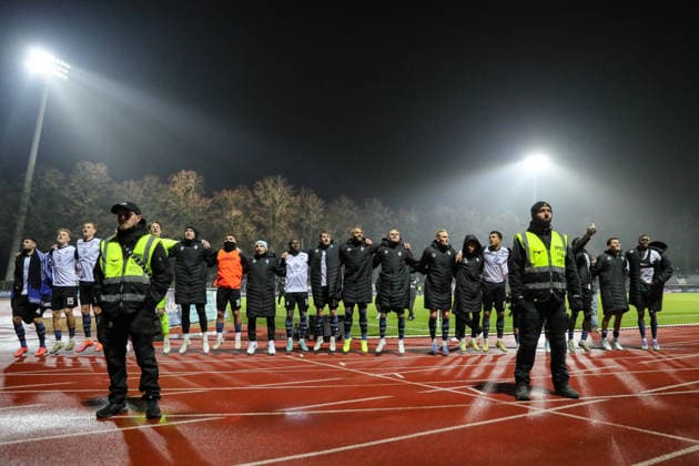 29 11 2025, Football, Men, 16 Matchday Third League Season 2025 2026 3 League FC Schweinfurt 05 SV Waldhof Mannheim Waldhof Mannheim celebrates after the final whistle in front of the fans Schweinfurt Riedel Bau Arena in Sachs Stadio Bayern Unterfranken Germany