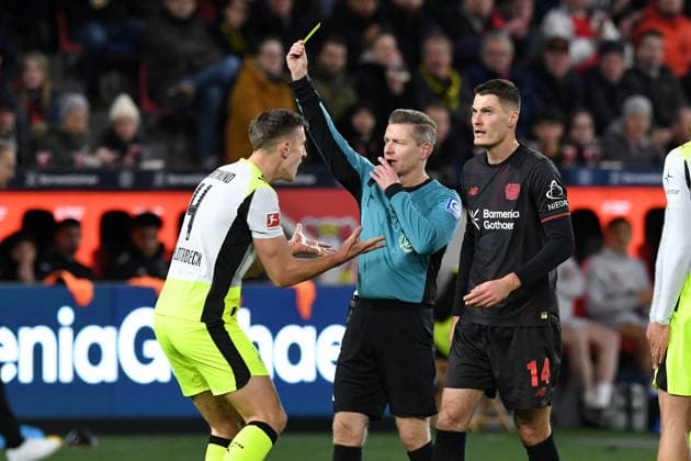 Referee Tobias Welz shows Nico Schlotterbeck Borussia Dortmund a yellow card GER, Bayer 04 Leverkusen vs Borussia Dortmund, Football, Bundesliga, Matchday 12, Season 2025 2026, 29 11 2025 DFL REGULATIONS PROHIBIT ANY USE OF PHOTOGRAPHS AS IMAGE SEQUENCES AND OR QUASI VIDEO GER, Bayer 04 Leverkusen vs Borussia Dortmund, Football, Bundesliga, Matchday 12, Season 2025 2026, 29 11 2025 Leverkusen Copyright: xEibner-Pressefoto ThomasxThienelx EP_TTL