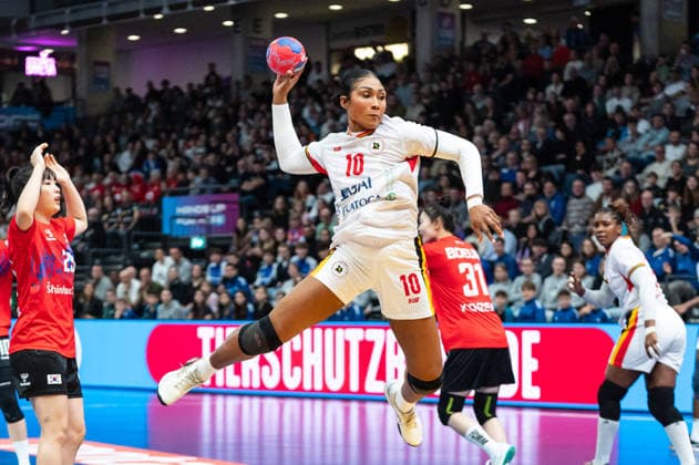 KASSOMA ALBERTINA DA CRUZ (10 ANGOLA) takes a jump shot during the IHF Women s Handball World Championship, WM, Weltmeisterschaft game between Angola and Republic of Korea at the SWT Arena in Trier, Germany Copyright: xMartinxPitschx xSPPx Sportspressphoto_SPR67142