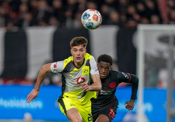 Aaron ANSELMINO Borussia Dortmund, 28 facing the ball Ernest POKU Bayer 04 Leverkusen, 19 is behind him 29 11 2025, Bayer Leverkusen Borussia Dortmund, Football, 1 Bundesliga, GER, Leverkusen, BayArena DFL regulations prohibit any use of photographs as image sequences and or quasi video Copyright: HMBxMedia xMarcoxBader