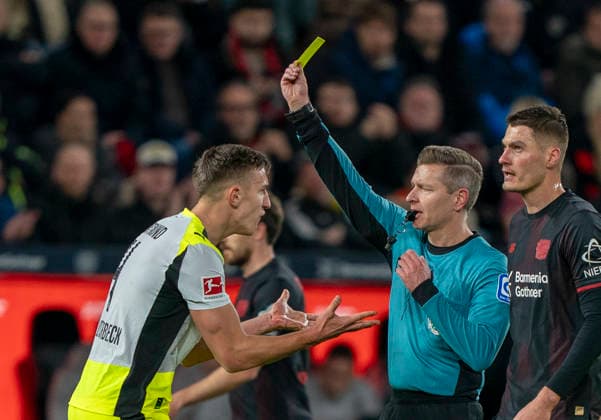 Nico SCHLOTTERBECK Borussia Dortmund, 4 sees yellow card from Tobias Welz DFB Referee 29 11 2025, Bayer Leverkusen Borussia Dortmund, Football, 1 Bundesliga, GER, Leverkusen, BayArena DFL regulations prohibit any use of photographs as image sequences and or quasi video Copyright: HMBxMedia xMarcoxBader
