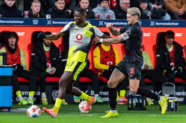 29 11 2025, Bayer 04 Leverkusen vs Borussia Dortmund, 1 Bundesliga, Matchday 12 Serhou Guirassy Borussia Dortmund, 9 Robert Andrich Bayer 04 Leverkusen, 8 Important note According to the regulations of the DFL German Football League and the DFB German Football Association, it is prohibited to use photographs taken in the stadium and or of the match in the form of sequential images and or video-like photo series Copyright: xBahhoxKarax